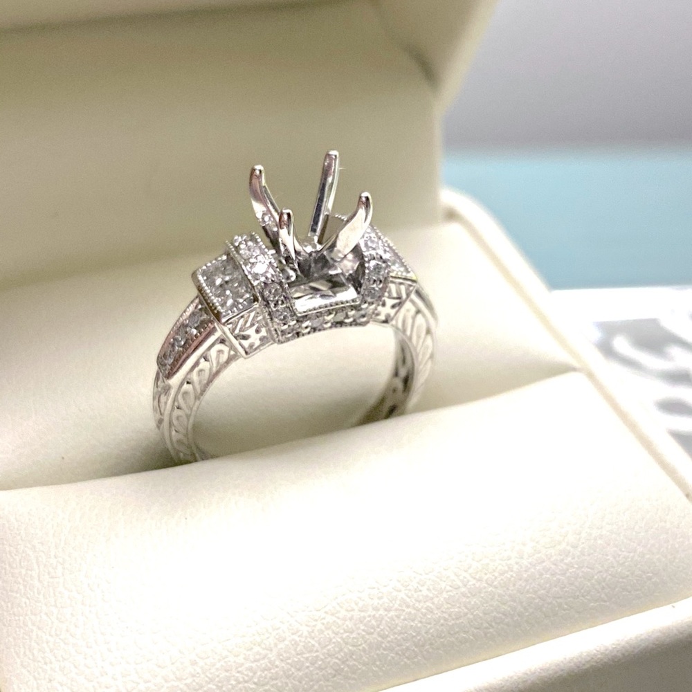 Gold ring, engagement ring, white gold & diamonds